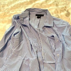 Blouse w/, tags still attached. Pretty blouse that flares out at the bottom